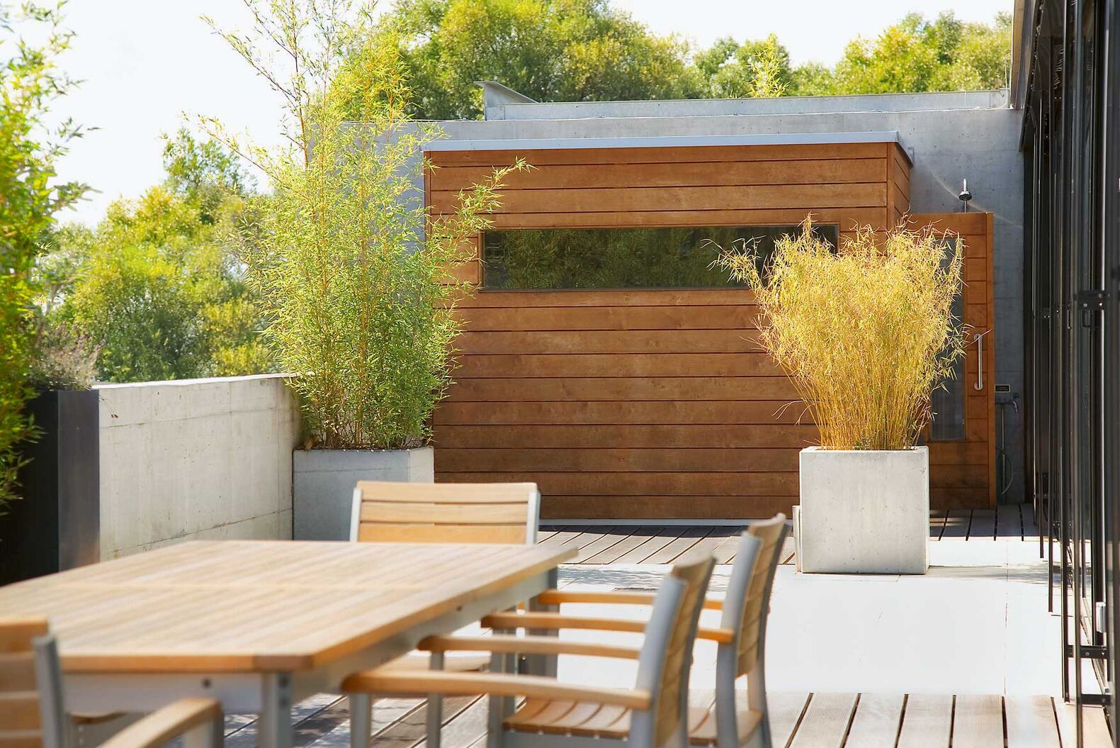 Diese individuell geplante Aussensauna fügt sich perfekt in die Terrassengestaltung ein und ist jederzeit ein attraktiver Blickfang. Fitness Partner AG, www.fitpa.ch