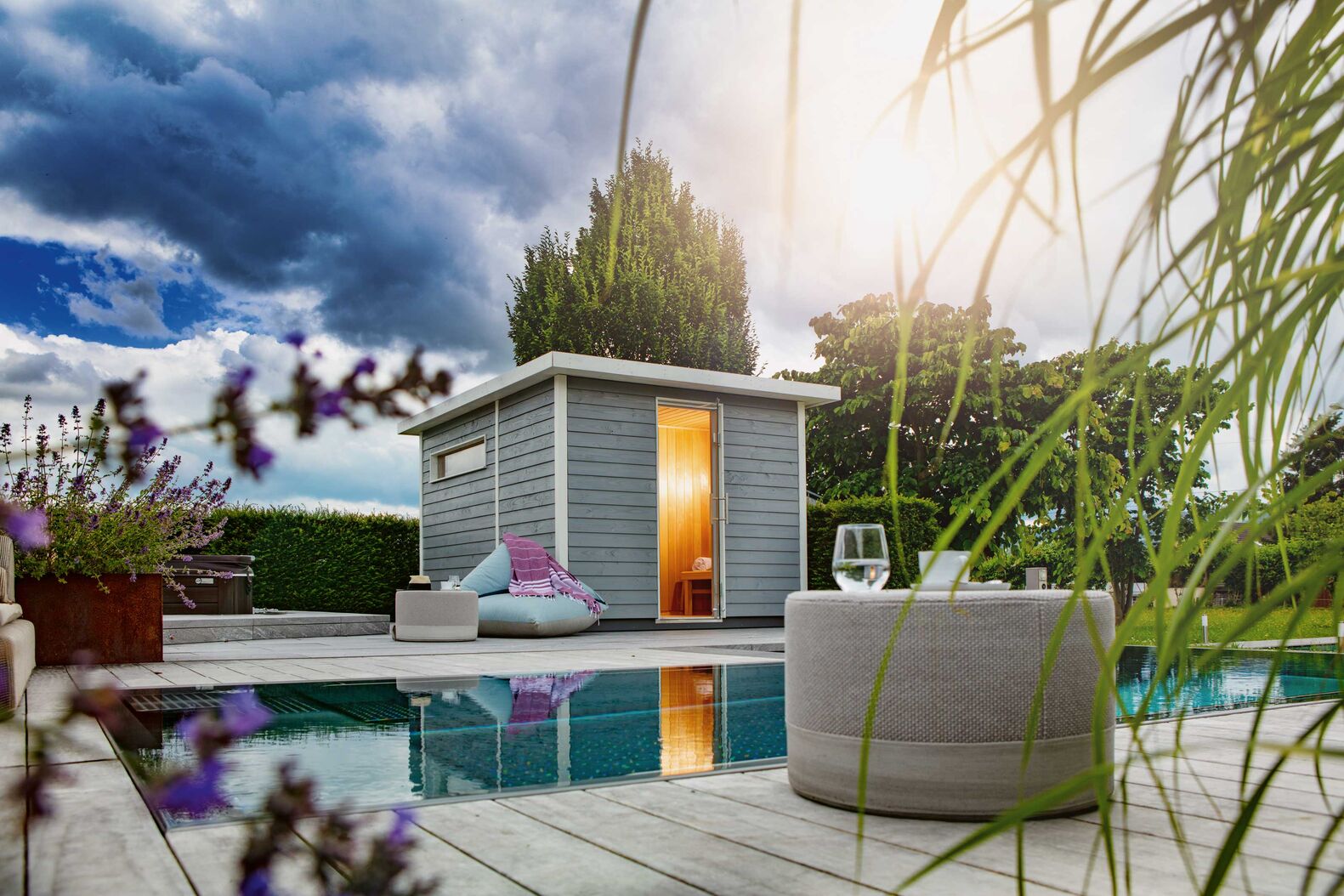 Wer die Aussensauna «Velito» von Röger by Klafs anschauen will, findet sie in der Pool-Ausstellung von Vitabad in Ermensee/LU. Klafs AG, www.klafs.ch