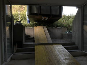 Um den Whirlpool zum Garten zu buxieren, sind Rampen durch das gesamte Haus verlegt.