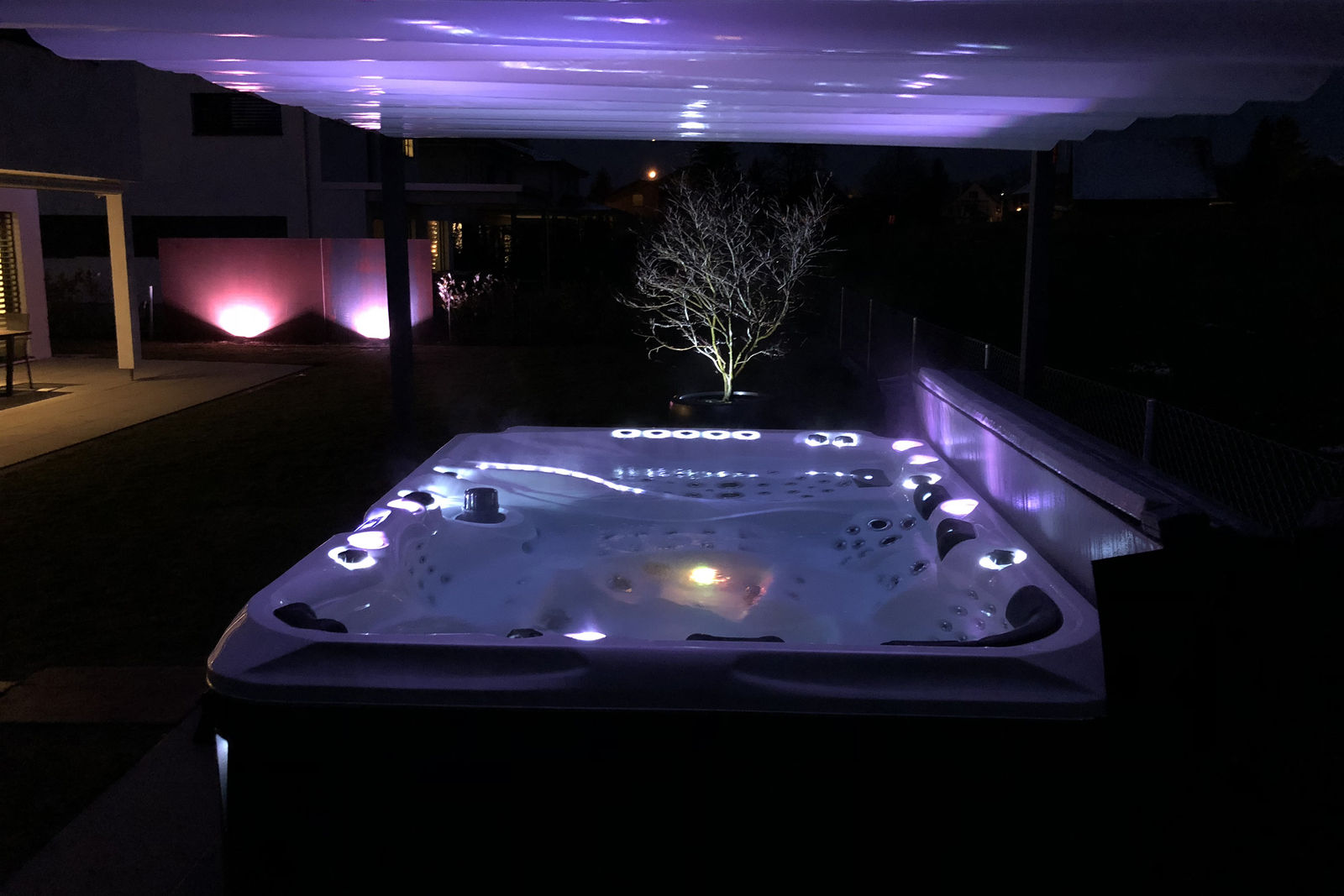 In der Dunkelheit verbreiten beleuchtete Whirlpools mit Musik einen ganz eigenen Zauber.