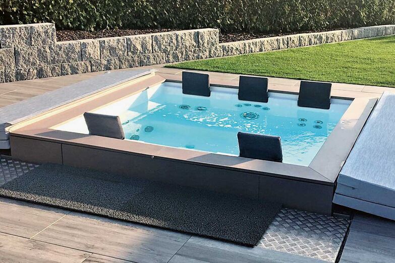 Darf es eine Massage unter freiem Himmel sein? Egal ob frei aufgestellt oder eingelassen – die Outdoor-Whirlpools der Fitnesspartner AG lassen sich einfach aufstellen, an den Strom anschliessen und schon steht dem Vergnügen nichts mehr im Wege. www.fitpa.ch