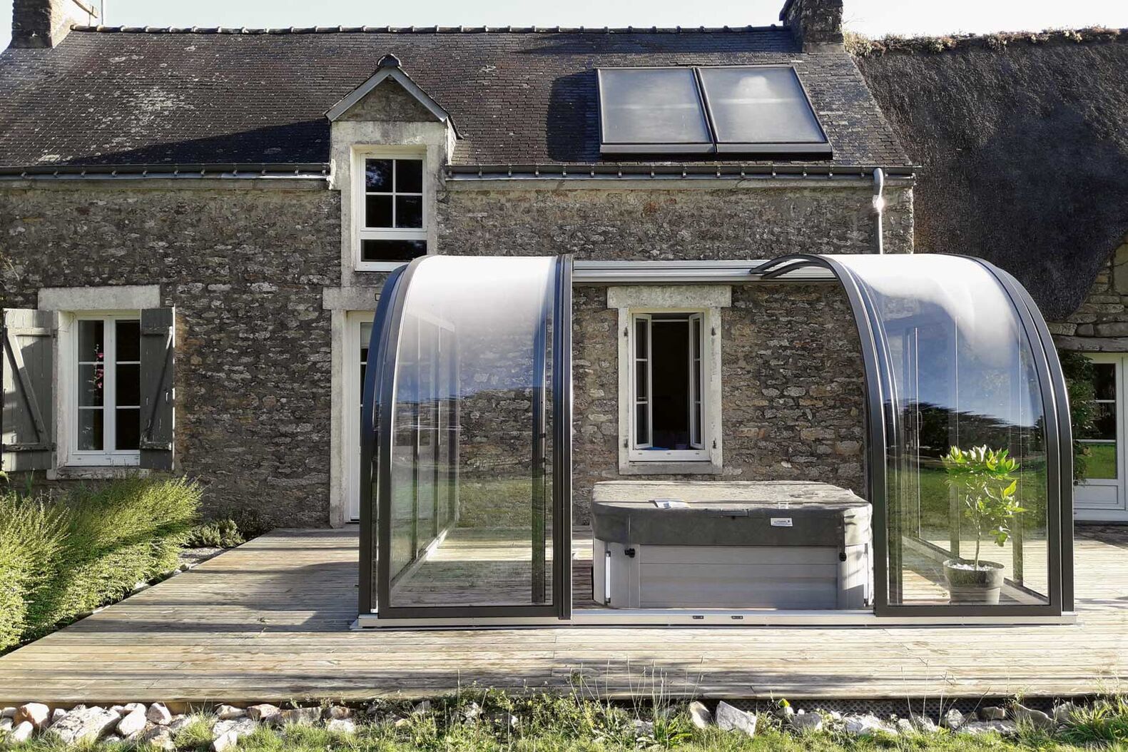 Entspannung zur späten Stunde unter dem Sternenhimmel: Eine Überdachung hält die Raumluft angenehm warm, im Sommer kann die Dachfläche problemlos aufgeschoben werden. Vöroka GmbH. www.voeroka.de