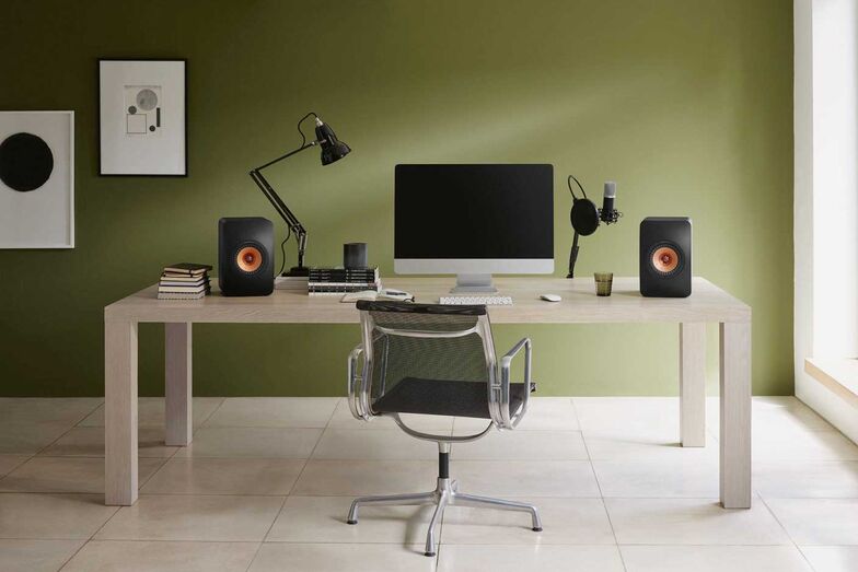 Neben dem klassischen TV-Gerät stehen Usern heutzutage auch Computer, Tablet und Smartphone zum Schauen zur Verfügung. Gute Boxen erhöhen den Genuss. KEF.