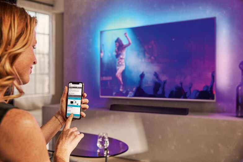 Das Smartphone ist allgegenwärtig. Mit ihm lässt  sich auch per App das TV-Programm wählen. Philips.