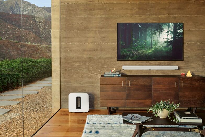 Beim grossformatigen Bildgenuss sollte auch die akustische Begleitung mithalten können. Neuere smarte TV-Geräte haben in der Regel auch ordentliche Verstärker und Lautsprecher ins Gehäuse eingebaut. Ein noch schöneres Klangerlebnis bieten Soundbars, sei es als Einzelgerät oder in Verbindung mit Surroundboxen als 5.1- oder gar 7.1-System. Die 1 steht für den Subwoofer, der in den Bassregionen je nach Film und Musik die Magengrube mitvibrieren lässt. Dank Vernetzung von Lautsprechern bietet sich Bauherren die Möglichkeit, ein Multiroom-System zum Einsatz zu bringen. Dann kann eine Bewohnerin zum Beispiel ihren Latin-Sound im Arbeitszimmer geniessen, während ihr Partner in der Küche ein Essen vorbereitet und dazu vielleicht gerne ein Fussballspiel verfolgt. So kommen sie sich akustisch nicht ins Gehege. Sonos.