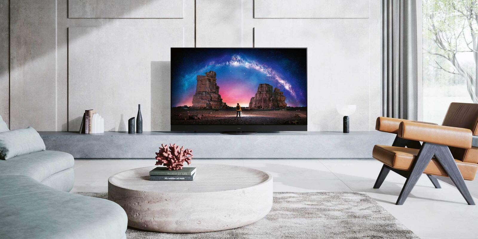 Neue TV-Geräte lassen sich zusätzlich zu Fernsteuerung und App auch mit Sprachbefehlen bedienen. Panasonic.