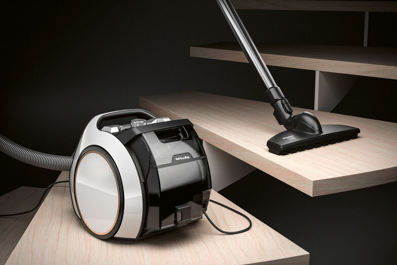 Flotter Flitzer: Mit seinen grossen Rädern kurvt «Boost CX1» wendig um alle Hindernisse. Knapp acht Kilo leicht, mit HEPA-Filter ausgerüstet und fürs gute Design ausgezeichnet als «Red Dot Winner 2021». Miele AG.