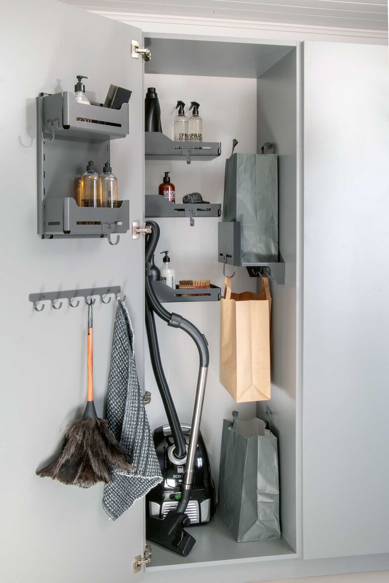 Mit den passenden Innenleben wird aus jedem Hochschrank ein perfekter Putzschrank. Die praktischen Teile sind mit wenigen Schrauben schnell montiert. Peka-Metall AG.