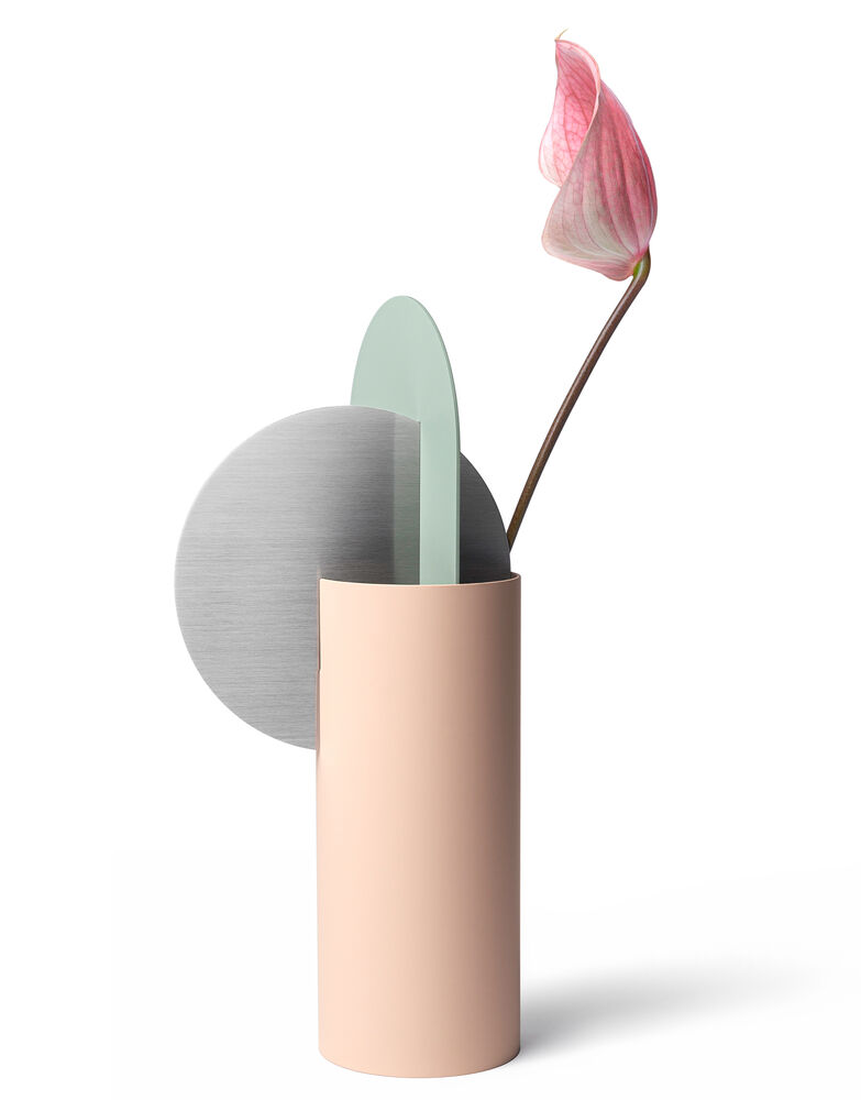 Nach getaner Arbeit darf gerne noch mit einem Blümchen dekoriert werden. Hier mit der Vase «Yermilov» aus der Kollektion «Suprematic», die von den geometrischen Werken des Künstlers Kasimir Malewitsch inspiriert ist. Noom.