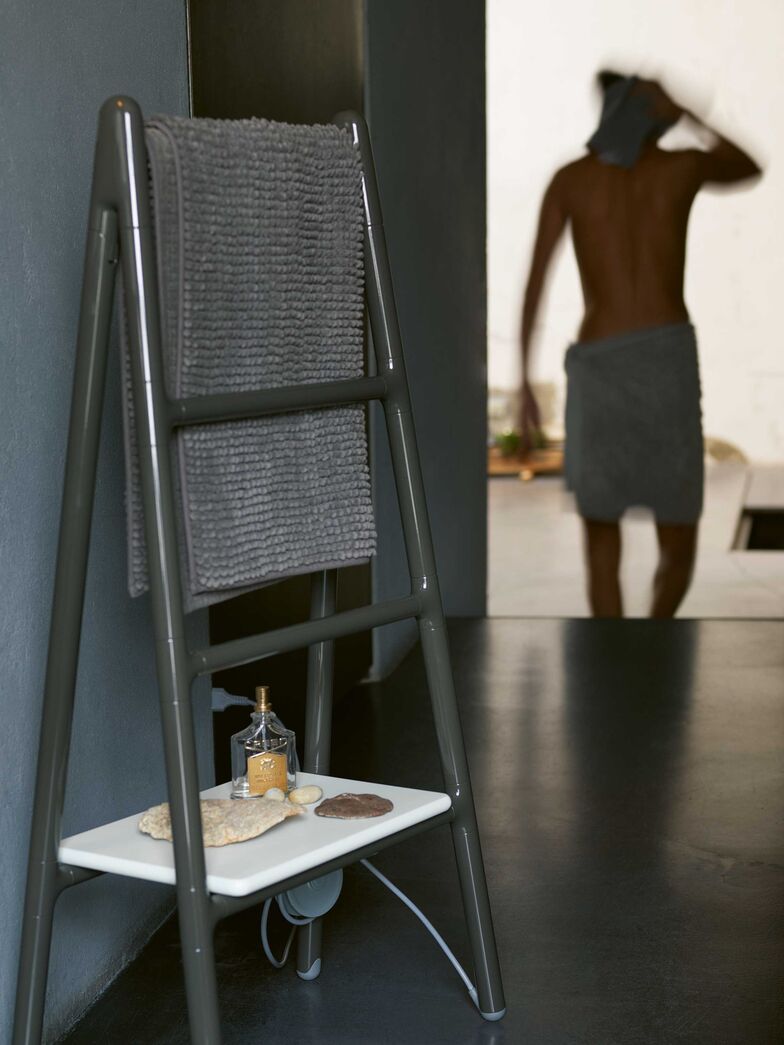 «Scaletta», zu deutsch «die kleine Leiter», wird elektrisch beheizt und ist dadurch auch im Sommer jederzeit einsatzbereit. Aus der Werkstatt der italienischen Designheizkörper-Spezialisten von Tube Radiator srl, www.www.tubesradiatori.com