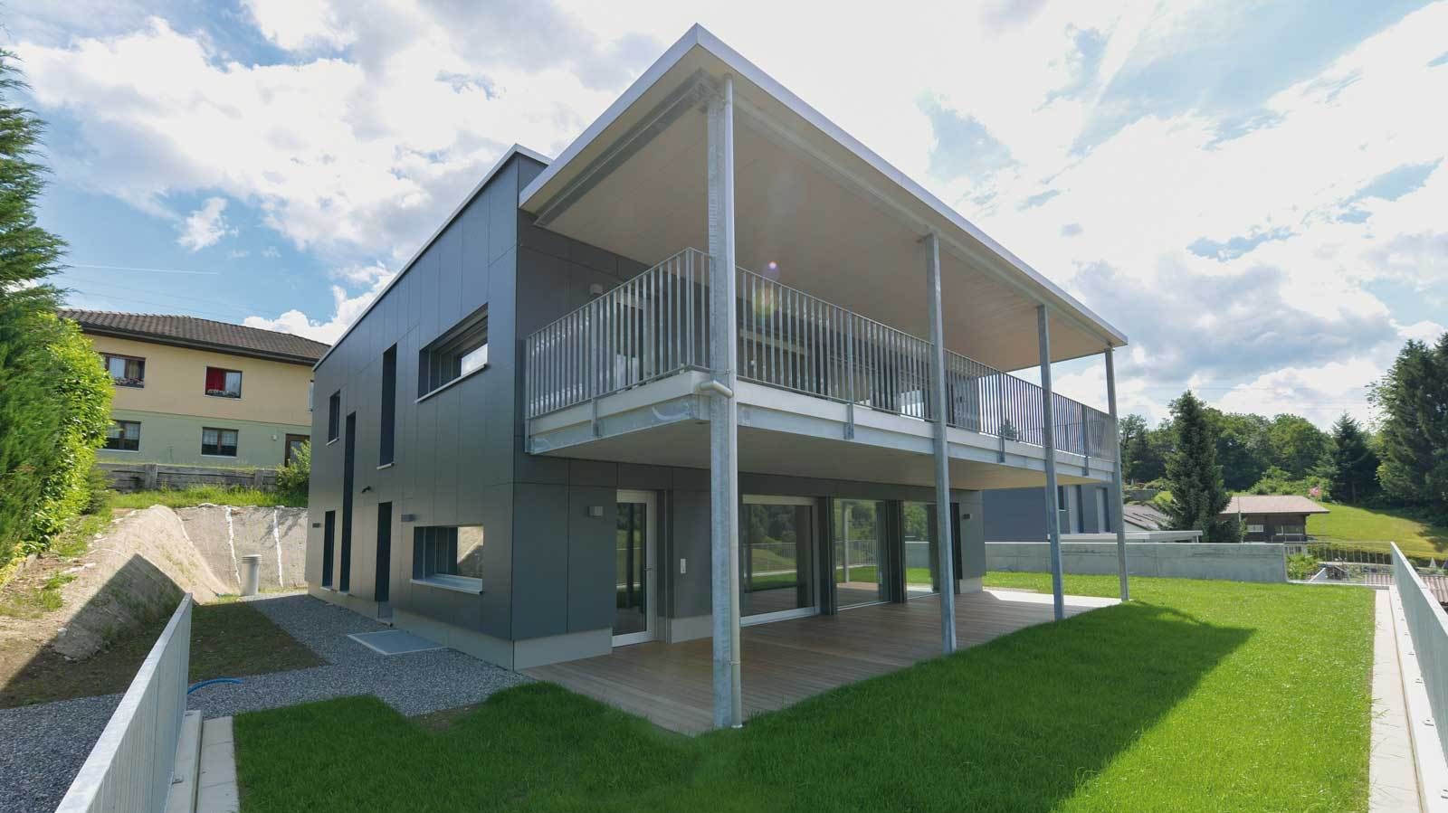 Das Klimaholzhaus am Hang ist im Baustandard Minergie A zertifiziert.