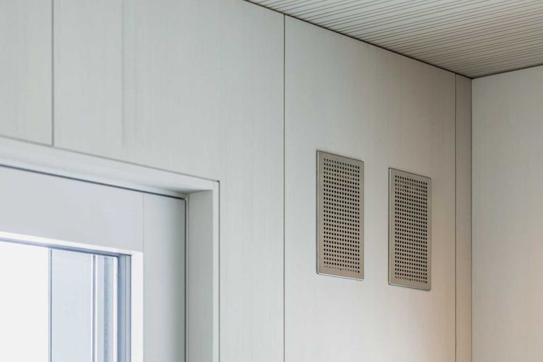 Durch die Luftauslassgitter aus gebürstetem Edelstahl wird die verbrauchte Luft nach draussen abgeführt.