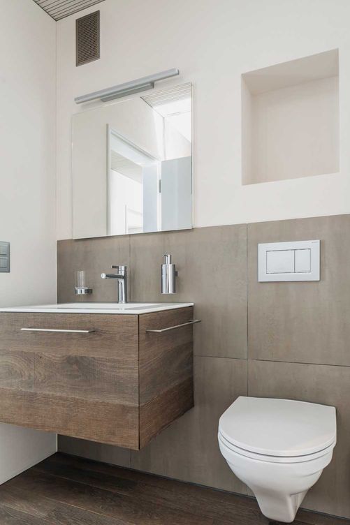 Auch in den Nassräumen sorgen Holzbauweise und Komfortlüftung für ein gesundes Raumklima.