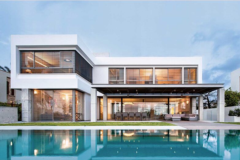 Grosse Glasflächen erfordern viele Jalousien, um die Sonne gegebenenfalls draussen zu halten. Hella, www.hella.info