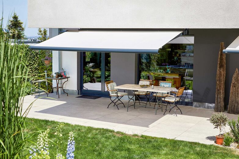 Eine Markise schützt auf der Terrasse und im Hausinnern vor Überhitzung. Meimo, www.meimo.ch
