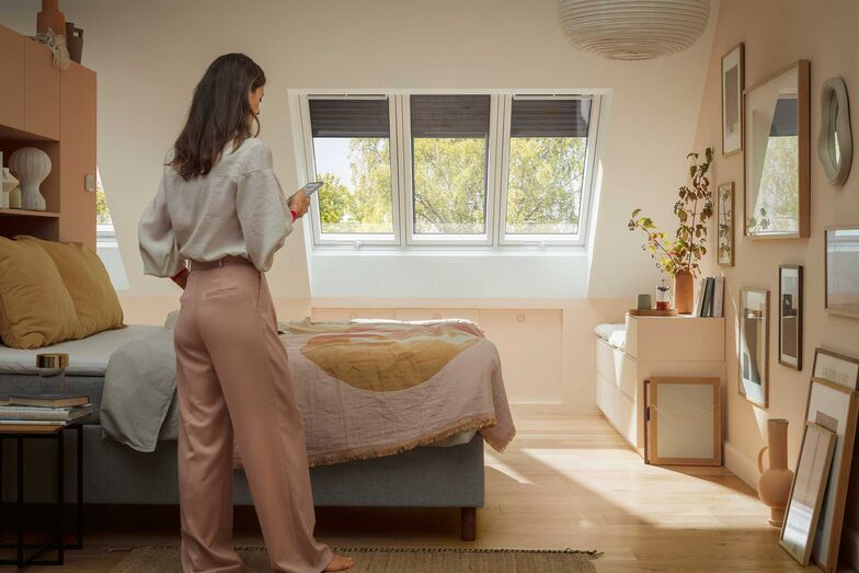 Mit einer smarten Steuerung lassen sich die Storen unter dem Dach besonders einfach regulieren und an die Tageszeiten anpassen. Velux, www.verlux.ch