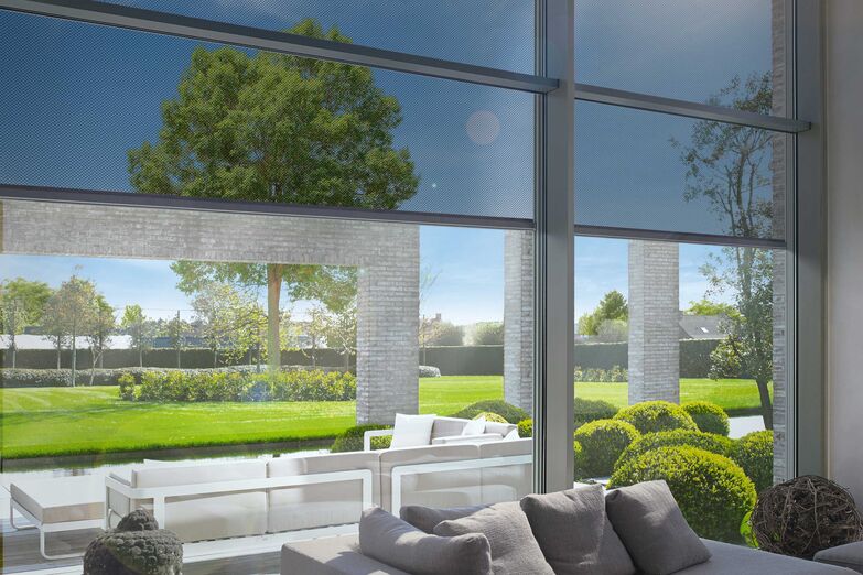 Massgeschneiderte Senkrechtmarkisen verhindern, dass sich drinnen zu viel Wärme anstaut. Mit «Fixscreen» bleibt die Sicht nach draussen. Renson, renson.net