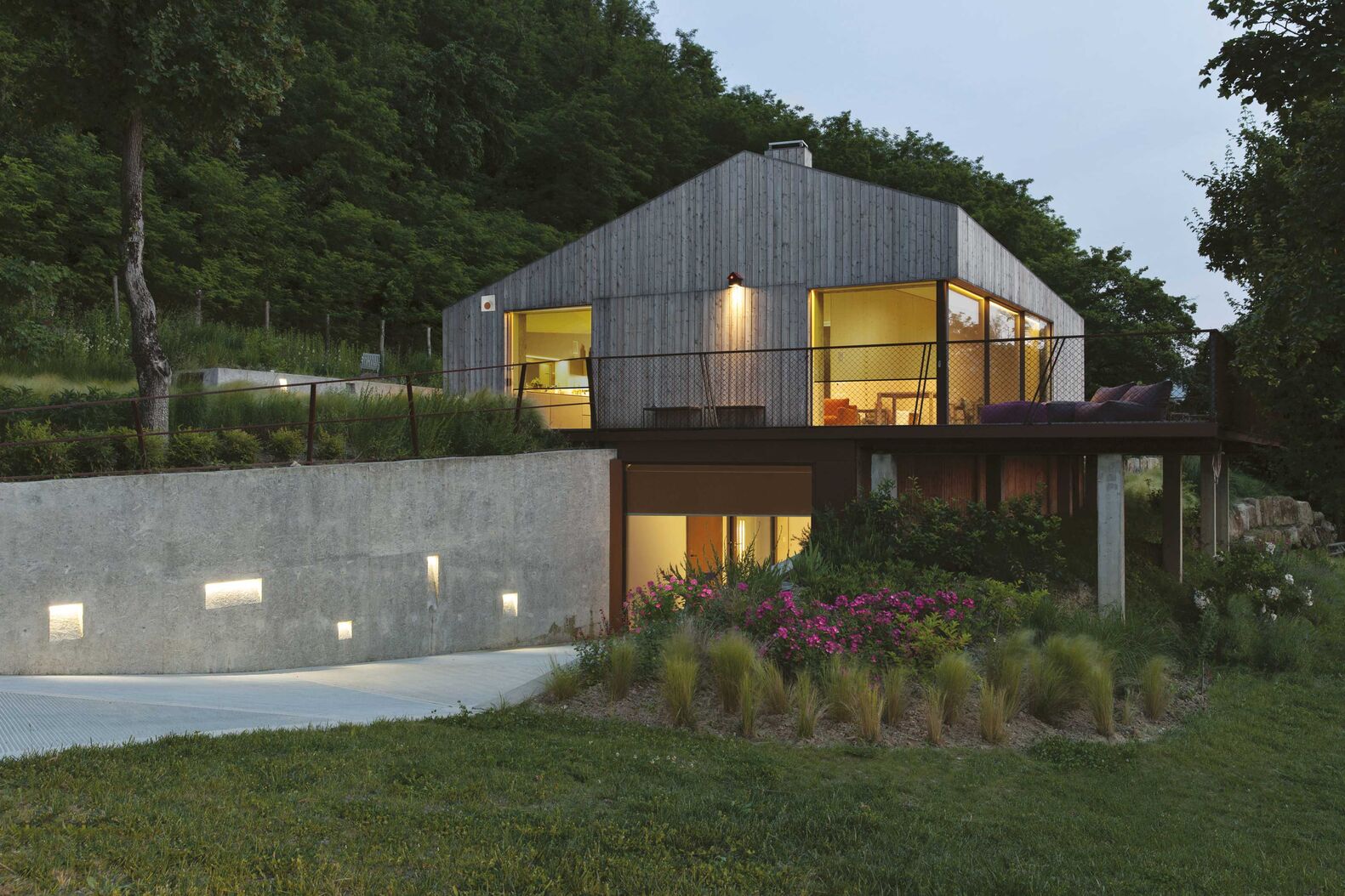 Dank intelligenter Lichtsteuerung sieht dieses Eigenheim nicht unbewohnt aus, auch wenn niemand zuhause ist. www.meimo.ch