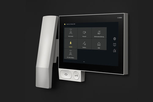 Multitaskingfähig ist das Gerät «Axiom» von Siedle, denn  es vereint – als Tischgerät oder wandhängend – Tür-Innen- station, Telefon und Bedienpanel in einem. Über das Siedle Smart Gateway einer App lässt sich das Smartphone oder Tablet zur mobilen Video-Sprechstelle machen. Und über einen Jung-Server lässt sich Axiom ausserdem in eine Gebäudeautomation nach KNX-Standard integrieren. Siedle.