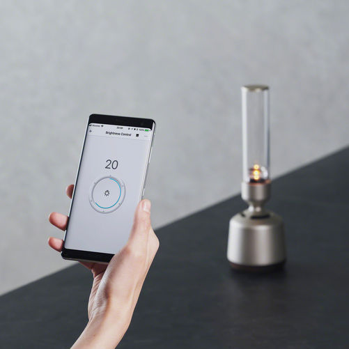 Der tragbare Heimlautsprecher «LSPX-S2» vereint Musik und Licht in einem Gehäuse. Über Bluetooth verbindet sich der Lautsprecher mit einem Smartphone und gibt dann die gewünschte Musik wieder. Sony.