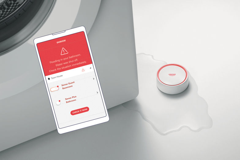 Entdeckt der Wassersensor ein Leck, schlägt er Alarm, per Warnton und per Nachricht aufs Smartphone. Grohe.