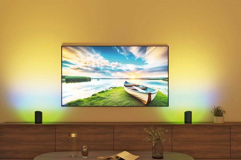 Der Wandstrahler Philips Hue Play Wallwasher, kann auf Basis von KI lebendige Farbverläufe und Lichteffekte erzeugen. Über die App ­werden Daten an den Hersteller gesendet. www.signify.com