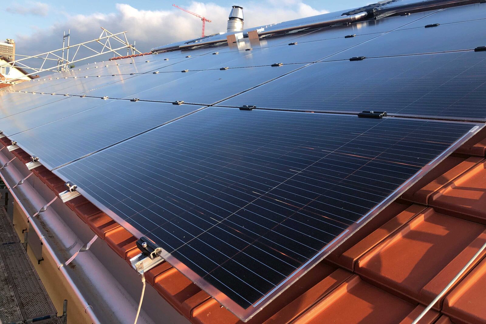 Die Solarthermie-Photovoltaik-Anlage ist mit einer Luft-Wasser-Wärmepumpe kombiniert das Herzstück der Energieversorgung.