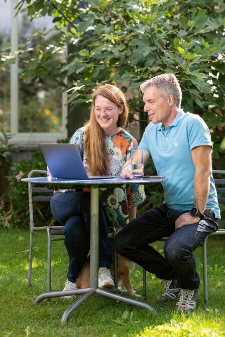 «Ich sehe jederzeit, wie viel ich verbrauche und was ich ins Netz einspeise.» Susanne Pidoux, Hausbesitzerin, gemeinsam mit Partner Patrick Engeloch.