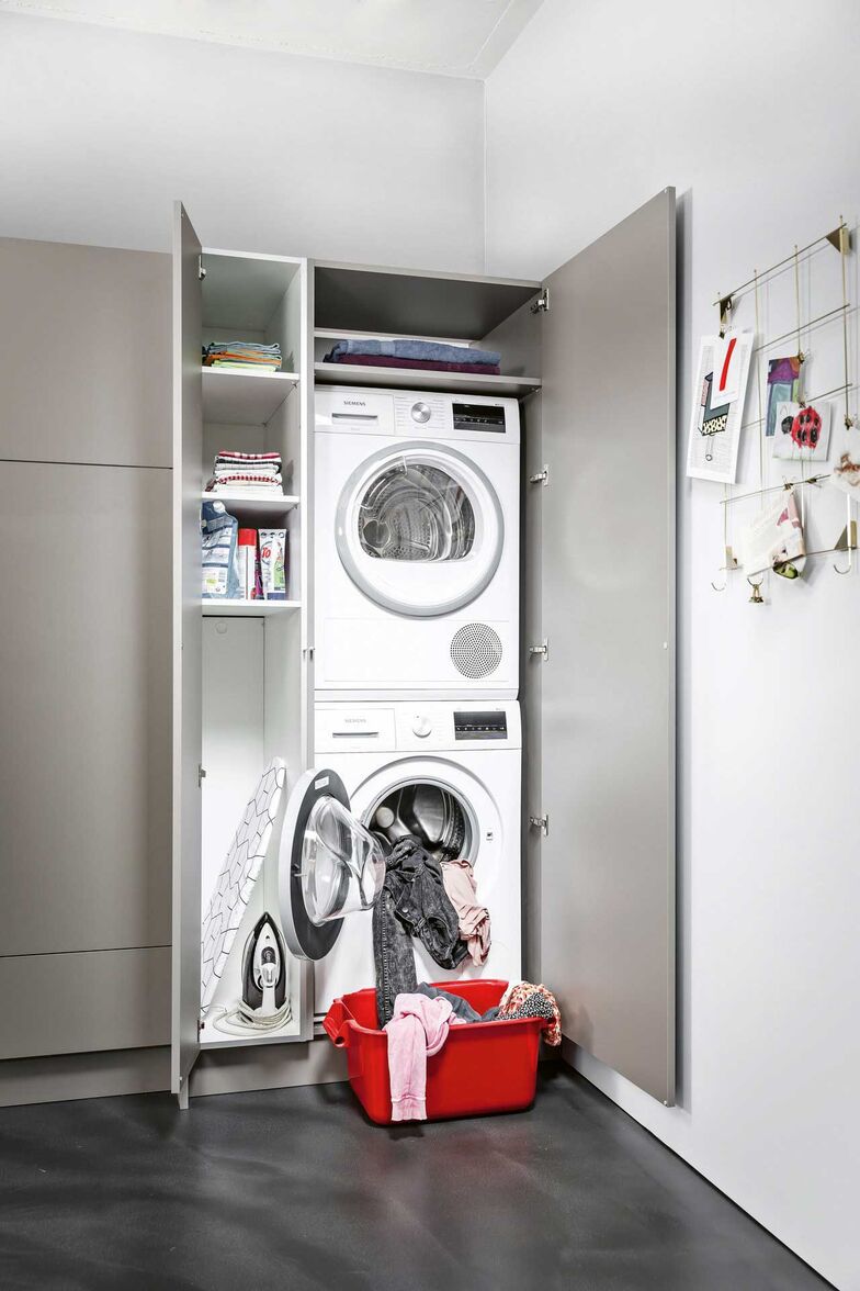 Ordnung muss sein: Veriset sorgt mit den speziell für den Waschraum entwickelten Möbeln für mehr Freude im Haushalt. Die Elemente sind mit dem Küchenprogramm kombinierbar. Veriset AG, www.veriset.ch