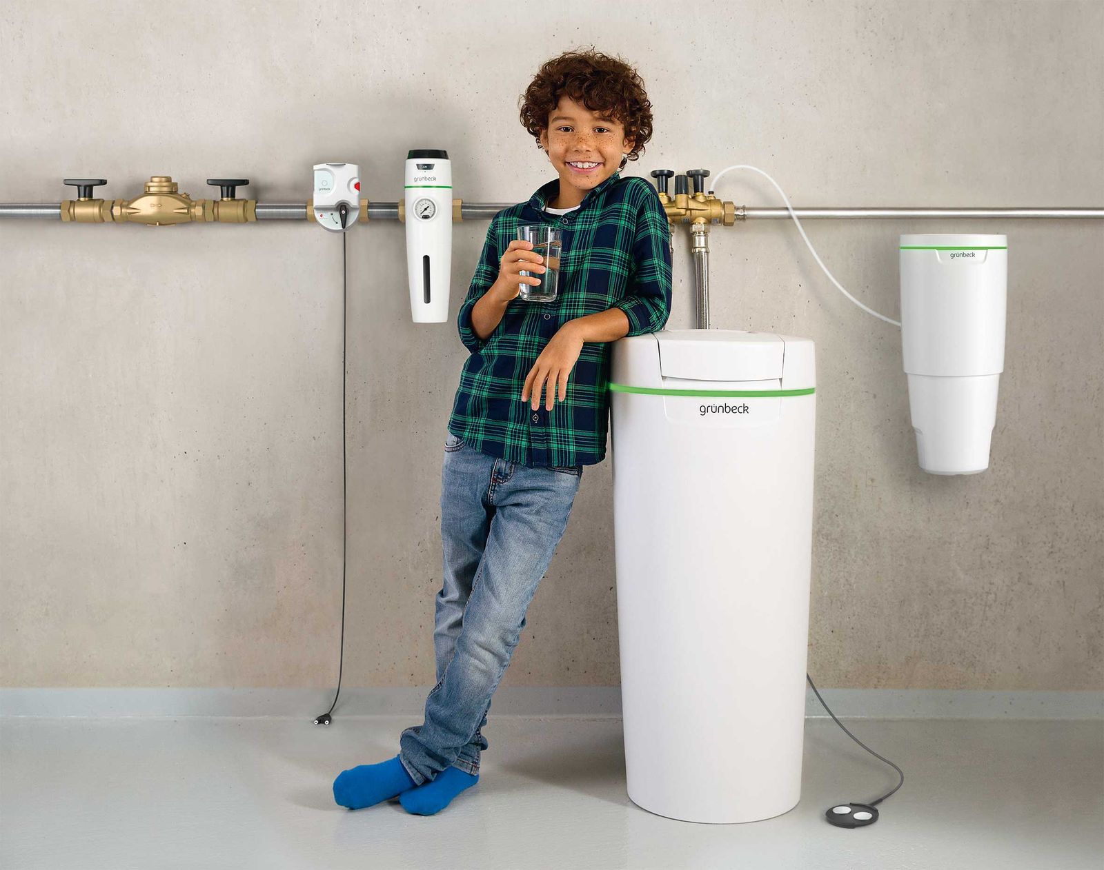 Gut aufeinander abgestimmte Produkte zur Wasseraufbereitung beugen langfristig Schäden durch Korrosion und Kalkablagerungen vor. Neben Wasserenthärtern gibt es bei Grünbeck auch Filteranlagen, die unerwünschte Kleinpartikel aus dem Wasser entfernen.