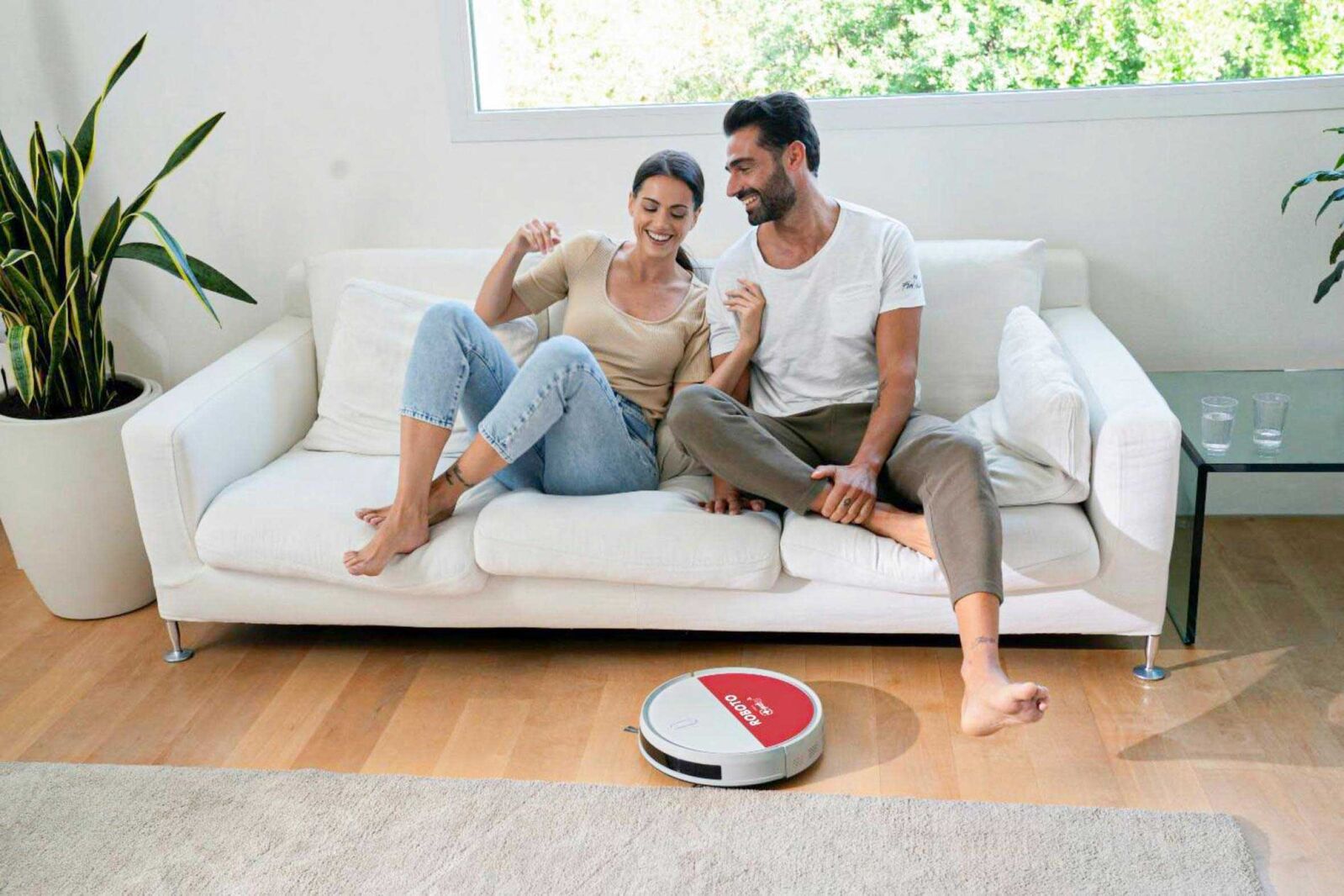 Der «Roboto X8» kann saugen oder wischen und kehrt anschliessend zur Ladesation zurück. Dort wird er automatisch vom Zentralstaubsauger gereinigt. 