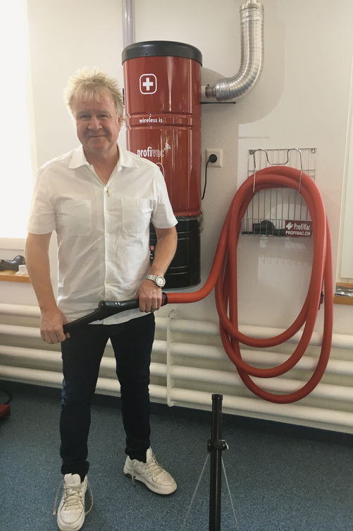 Unternehmer Edgar Späni in der Produktion im Swiss Knife Valley.