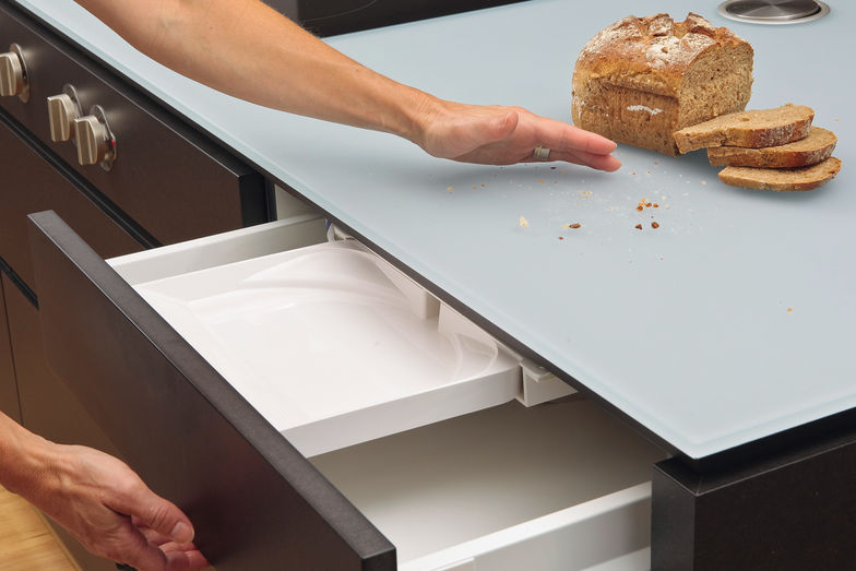 Wisch und weg: Die Krümelschublade ist ein patentes Extra.
