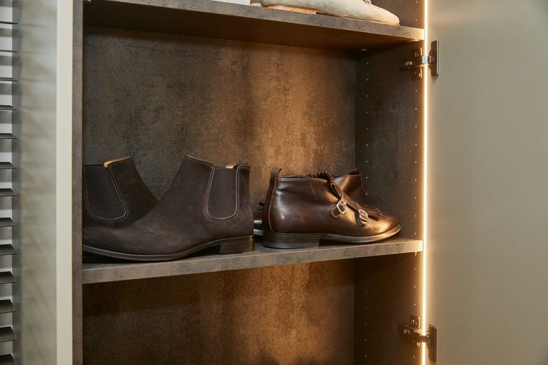 Jedes Stück hat seinen Platz. Planung der Ankleide: Go Interiors GmbH, Zürich. Ausführung: Alpnach Schränke AG, Alpnach.