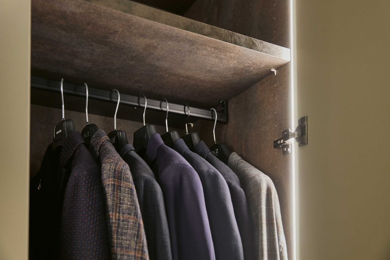 Jedes Stück hat seinen Platz. Planung der Ankleide: Go Interiors GmbH, Zürich. Ausführung: Alpnach Schränke AG, Alpnach.