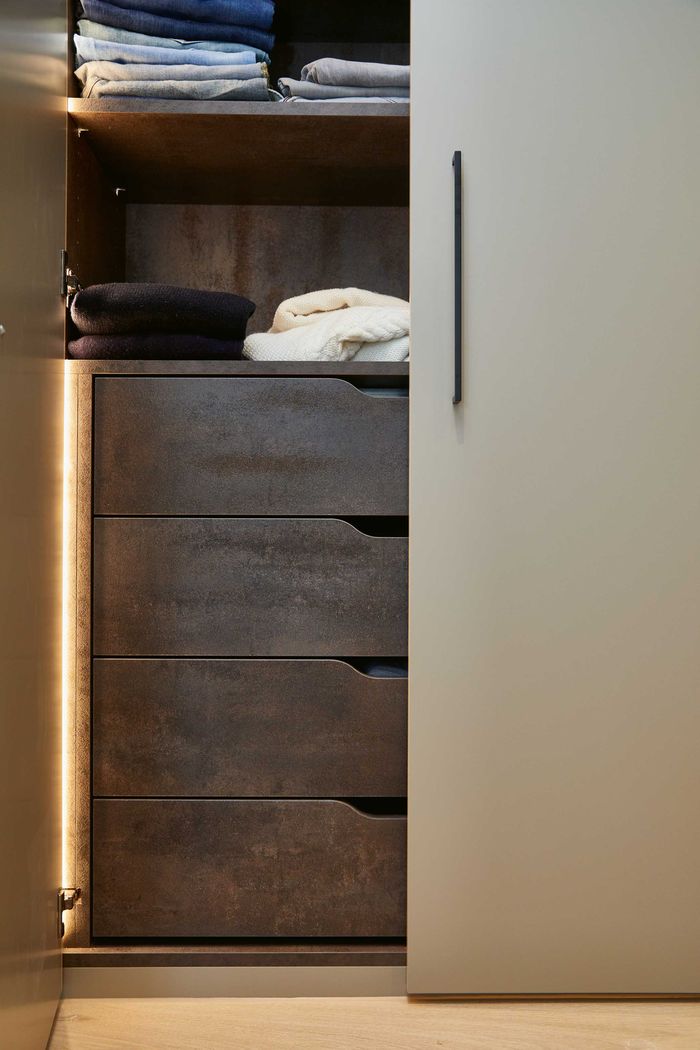 Jedes Stück hat seinen Platz. Planung der Ankleide: Go Interiors GmbH, Zürich. Ausführung: Alpnach Schränke AG, Alpnach.