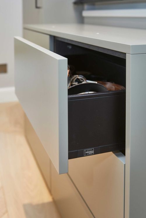 Jedes Stück hat seinen Platz. Planung der Ankleide: Go Interiors GmbH, Zürich. Ausführung: Alpnach Schränke AG, Alpnach.