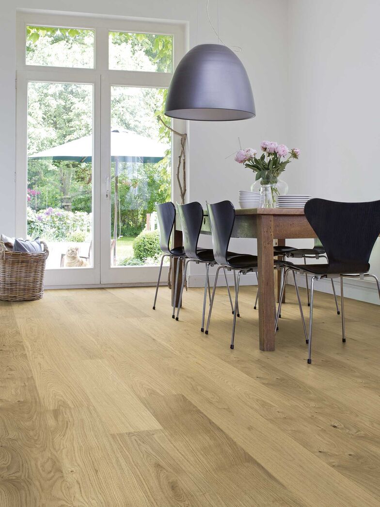 Die hochwertige Landhausdiele «HQ Eiche» beeindruckt durch ihre natürliche Maserung, den rustikalen Charme und die Sortierung mit wenig Ästen. Dank geölter Oberflächen sind die grosszügigen Formate besonders pflegeleicht. www.tomwood.ch