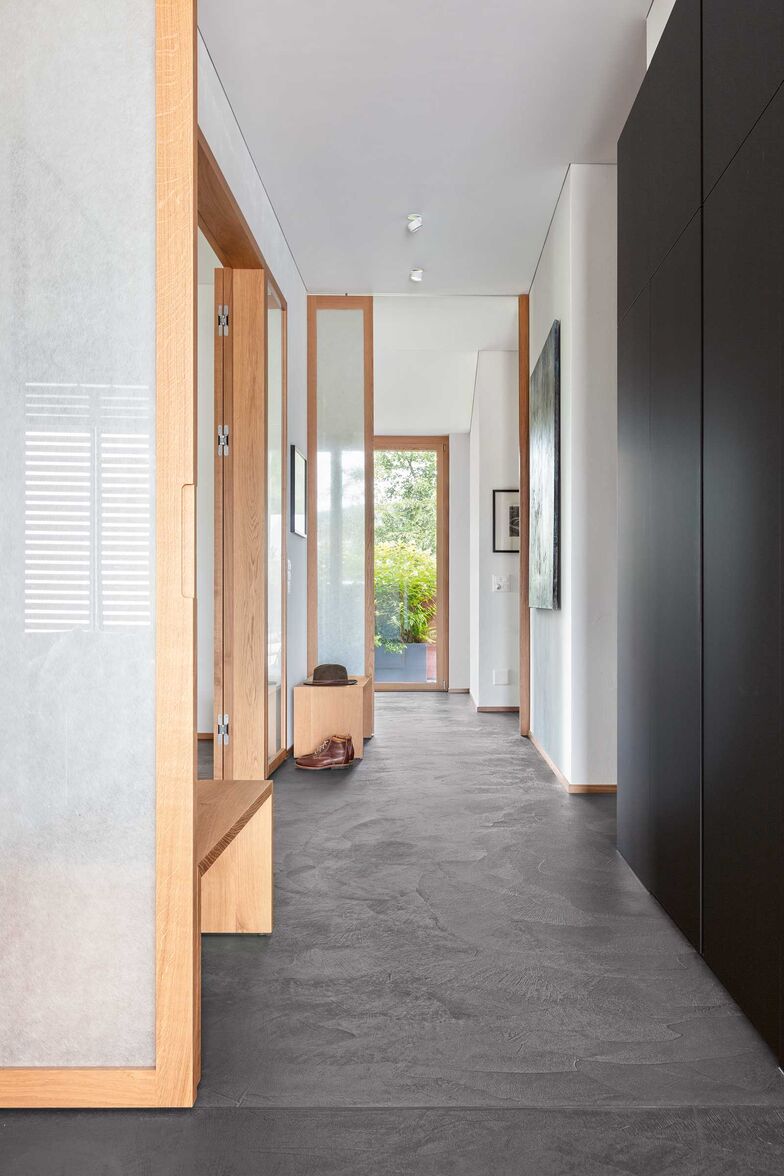 Der drei Millimeter starke fugenlose 3K-Ökobelag basiert auf traditionellem Maurerhandwerk, was ihn besonders langlebig macht. Die mineralische Optik reflektiert das Licht subtil und verschafft dem nachhaltigen Bodenbelag eine ansprechende Tiefe. www.3k-oeko.ch