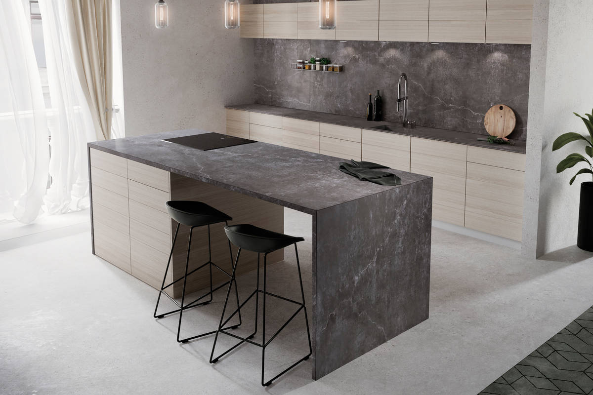 Zement und Naturstein: Das spanische Unternehmen Cosentino ist Marktführer im Bereich der innovativen Oberflächen für Innen- und Aussenräume. Die äusserst robusten Verbundwerkstoffe eignen sich für diverse Einsatzmöglichkeiten wie Wand und Boden, den Küchen- und den Badausbau. An der Möbelmesse Mailand wurden die neusten Farbtrends für «DKTN by Cosentino» präsentiert: «Natural» und «Industrial», passend zu den aktuellen dekorativen Strömungen im Innen- und Aussenraum. Consentino.