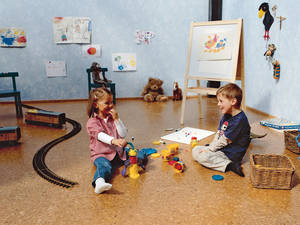 Für ein gutes Klima: Kork ist ein bewährtes Naturmaterial. Der Belag isoliert gut und bleibt immer angenehm fusswarm. Zudem ist ein Korkboden trittschalldämmend, elastisch und pflegeleicht, was ihn zu einer guten Wahl fürs Kinderzimmer macht. Hausstaubmilben mögen ihn nicht, das freut den Allergiker. Wer den natürlichen Braunton nicht mag, kann auf dekorativ bedruckte Ausführungen zurückgreifen. Tomwood.