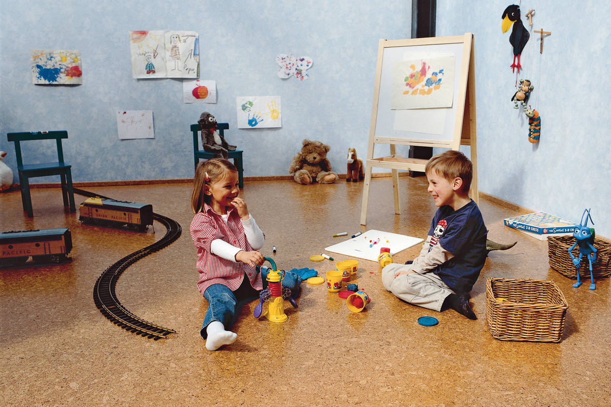 Für ein gutes Klima: Kork ist ein bewährtes Naturmaterial. Der Belag isoliert gut und bleibt immer angenehm fusswarm. Zudem ist ein Korkboden trittschalldämmend, elastisch und pflegeleicht, was ihn zu einer guten Wahl fürs Kinderzimmer macht. Hausstaubmilben mögen ihn nicht, das freut den Allergiker. Wer den natürlichen Braunton nicht mag, kann auf dekorativ bedruckte Ausführungen zurückgreifen. Tomwood.