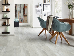 In Holz-, Stein- oder Betonoptik: Der Mineraldesignboden «Java» ist sehr strapazierfähig und lässt sich fugenlos verlegen auf bis zu 1000 Quadratmeter grossen Flächen. Selbst für ungeheizte Wintergärten, Gartenhäuser, Nassräume und Räume mit bodentiefen Fenstern geeignet. Moderne Designs für jeden Geschmack und Wohnstil. Tomwood.