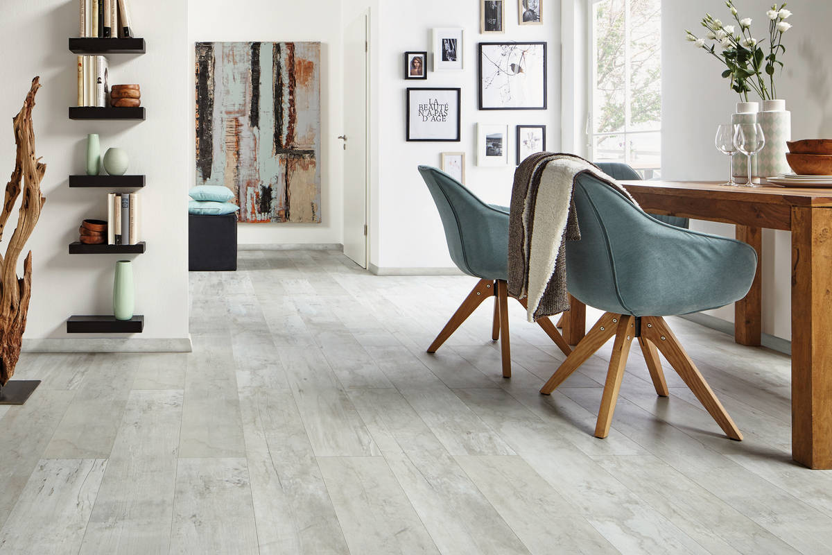 In Holz-, Stein- oder Betonoptik: Der Mineraldesignboden «Java» ist sehr strapazierfähig und lässt sich fugenlos verlegen auf bis zu 1000 Quadratmeter grossen Flächen. Selbst für ungeheizte Wintergärten, Gartenhäuser, Nassräume und Räume mit bodentiefen Fenstern geeignet. Moderne Designs für jeden Geschmack und Wohnstil. Tomwood.