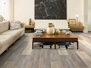 Holzoptik: Der moderne Vinylboden «Coretec» ist eine Alternative zu keramischen Platten. Statt des üblichen Trägermaterials besteht er aus einer Holz-Kunststoff-Mischung. Vinyl ist extrem strapazierfähig, kratzunempfindlich und wird sogar für den industriellen Bereich empfohlen. Im Gegensatz zu Echtholzparkett muss Vinyl nicht nachgeölt werden, ist absolut UV-beständig und resistent gegen Chemikalien und Wasser. Tomwood.