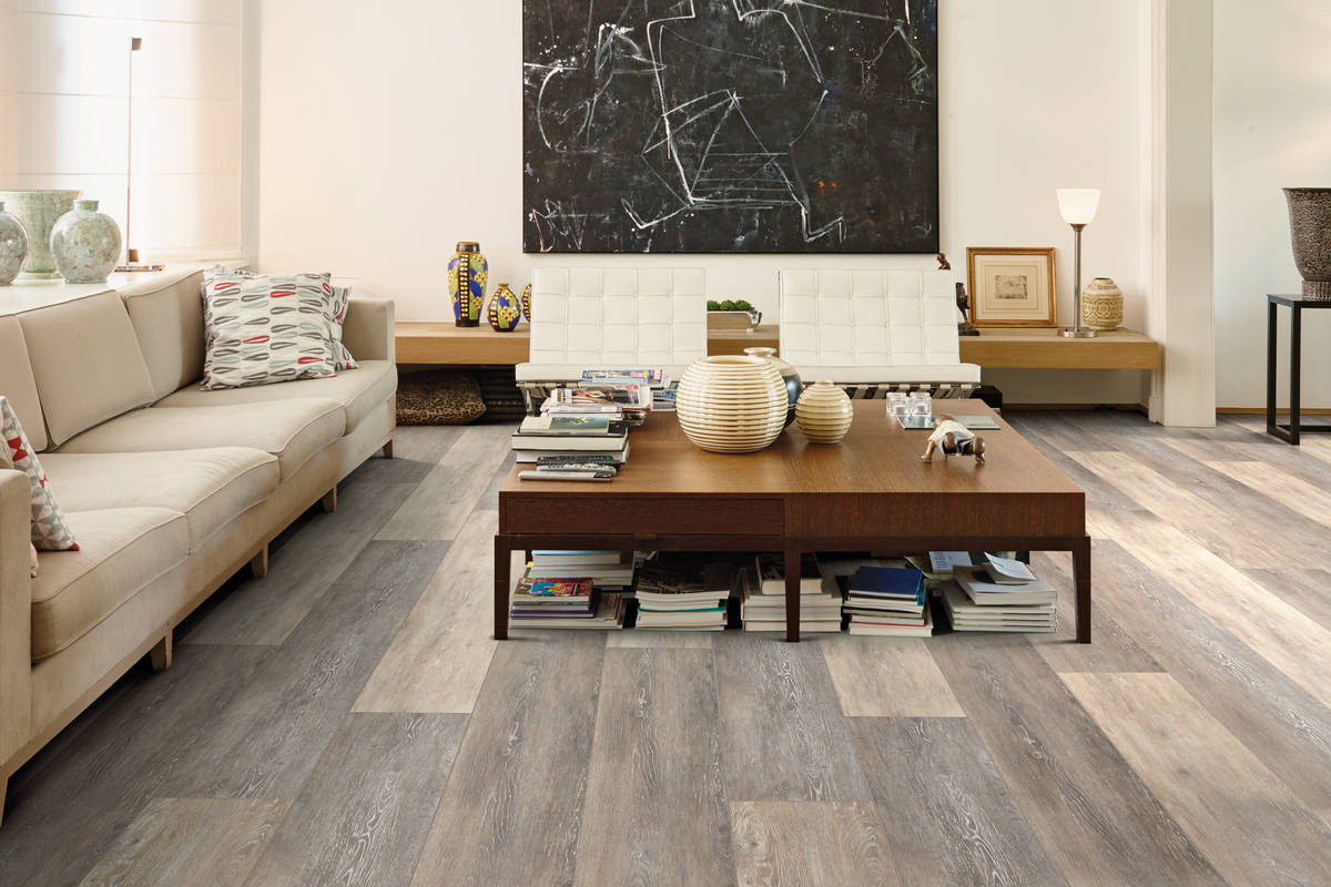 Holzoptik: Der moderne Vinylboden «Coretec» ist eine Alternative zu keramischen Platten. Statt des üblichen Trägermaterials besteht er aus einer Holz-Kunststoff-Mischung. Vinyl ist extrem strapazierfähig, kratzunempfindlich und wird sogar für den industriellen Bereich empfohlen. Im Gegensatz zu Echtholzparkett muss Vinyl nicht nachgeölt werden, ist absolut UV-beständig und resistent gegen Chemikalien und Wasser. Tomwood.