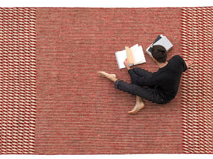 Meisterhaft: Von weitem wirken die Teppiche der Kollektion «Blur» geometrisch, aus der Nähe betrachtet verschwimmen die Linien. Der Teppich erscheint alt, erinnert an die Vergangenheit. Die in einem arbeitsaufwändigen Prozess traditionell gewebten Teppiche sind Inseln der Wohnlichkeit. Fürs Design zuständig zeichnen die Brüder Ronan und Erwin Bourroullec. Nanimarquina.