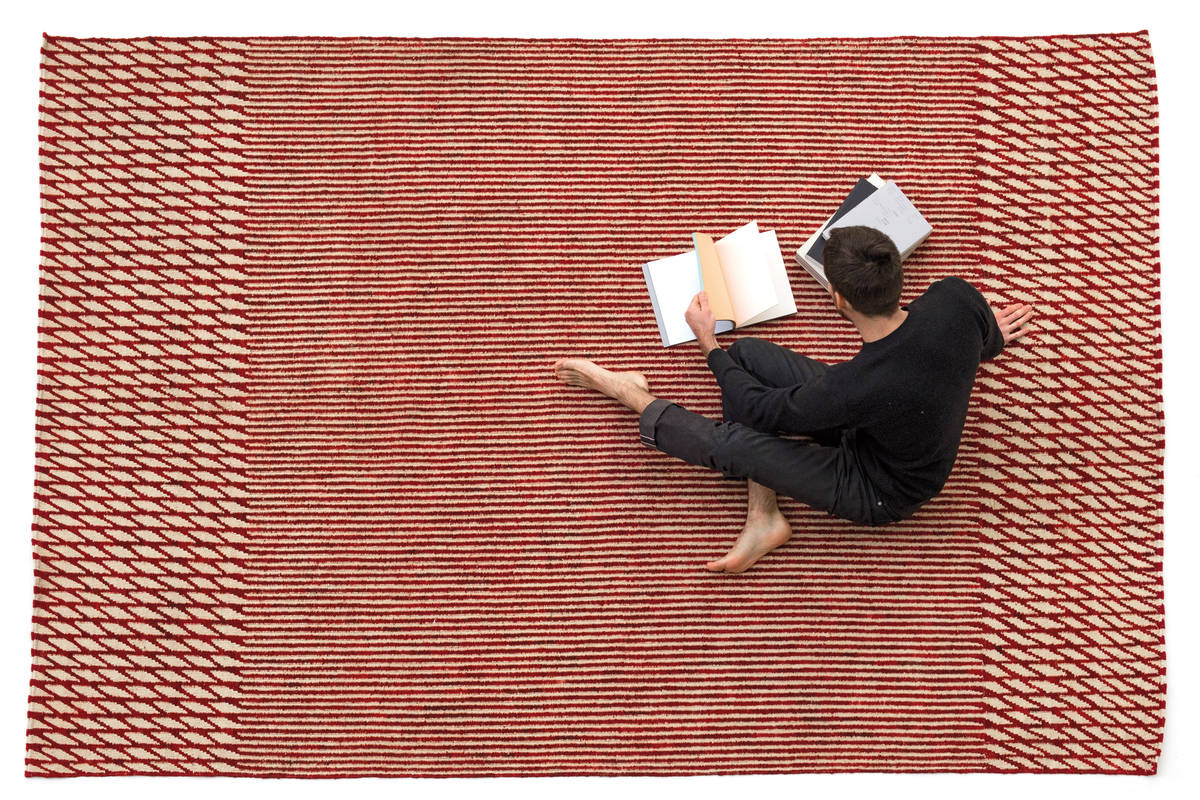 Meisterhaft: Von weitem wirken die Teppiche der Kollektion «Blur» geometrisch, aus der Nähe betrachtet verschwimmen die Linien. Der Teppich erscheint alt, erinnert an die Vergangenheit. Die in einem arbeitsaufwändigen Prozess traditionell gewebten Teppiche sind Inseln der Wohnlichkeit. Fürs Design zuständig zeichnen die Brüder Ronan und Erwin Bourroullec. Nanimarquina.