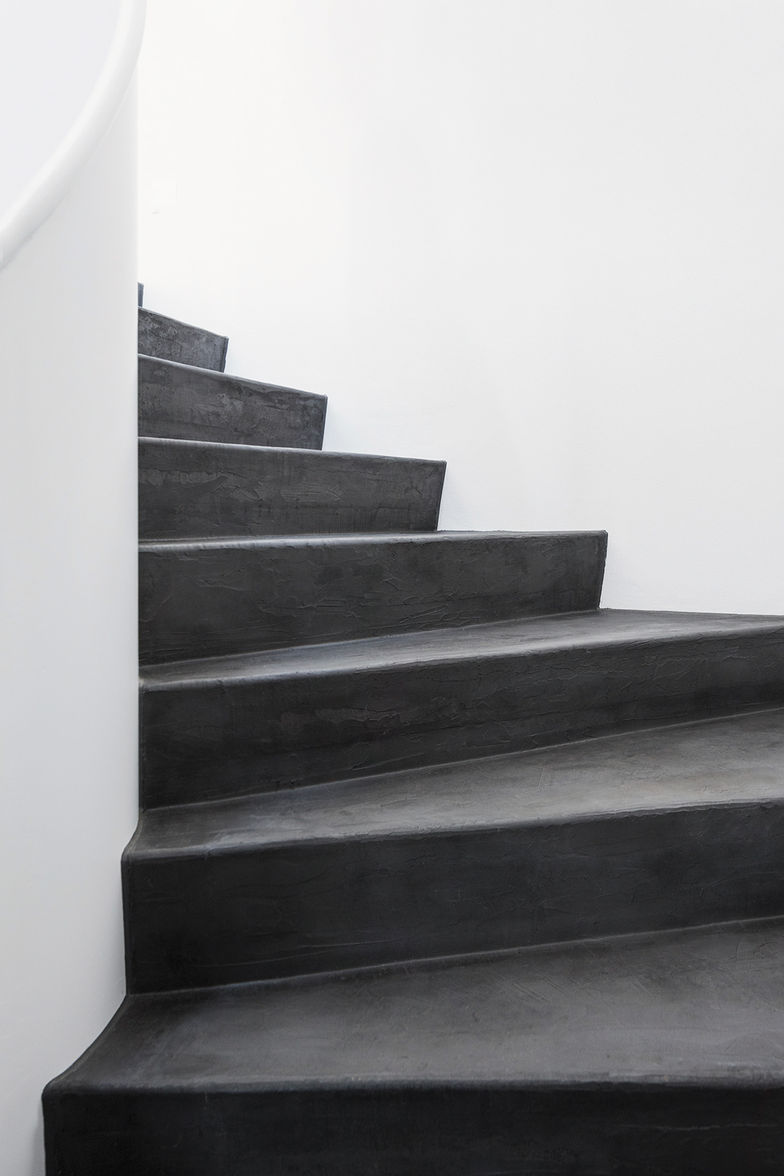 Jeder Belag ein Unikat: Die Feinmörtelmischung aus Sandgranulaten, Zementen und natürlichen Zusatzstoffen wird mit einer Aufbaustärke von vier Millimetern auf den Untergrund aufgetragen. Fugenlos und kantenlos, auch im Treppenbereich. Durchgefärbt in sieben Standardfarben oder in der Wunschfarbe nach Mustervorlage. Der Belag ist pflegeleicht, atmungsaktiv, lichtecht, antiallergen, speichert Wärme und eignet sich daher auch bestens für Fussbodenheizungen. 3K GmbH.