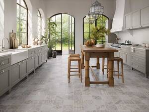 Für hohe Qualität sind Keramikfliesen aus Spanien bekannt, denn sie haben eine lange Tradition im Land. «Tile of Spain» ist die Marke des ­Verbands der spanischen Keramikfliesenhersteller und vereint 125 Hersteller. Diese Fliesen sind von «El Molino» und heissen «Kotor». Tile of Spain.